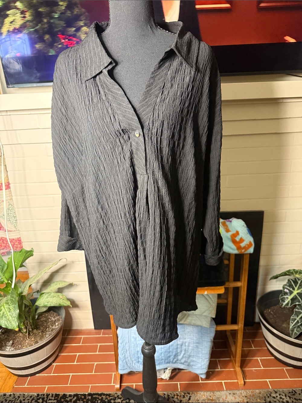 Womens’s Black Textured Long-Sleeve Button Shirt